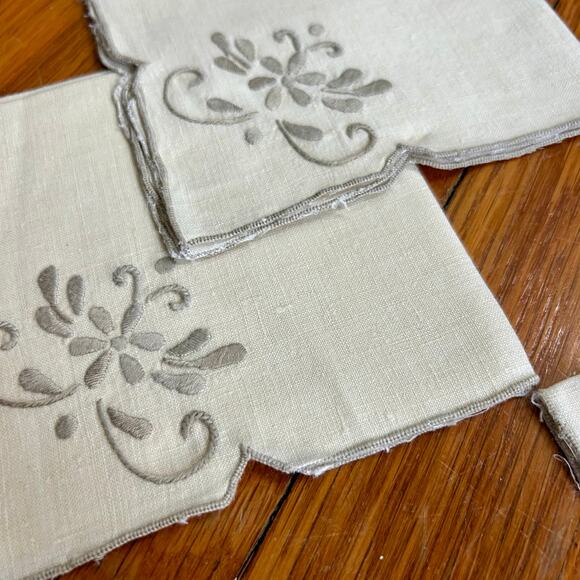 Vintage Cream Embroidered Linen Blend Napkins Set of 4 Scalloped Border. - Picture 4 of 10